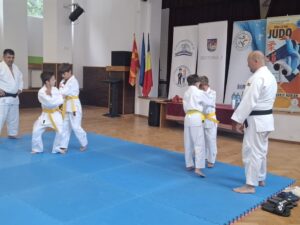 Demonstratie de judo pe tatami sustinuta de sportivii ACS Motiuashi Bucuresti