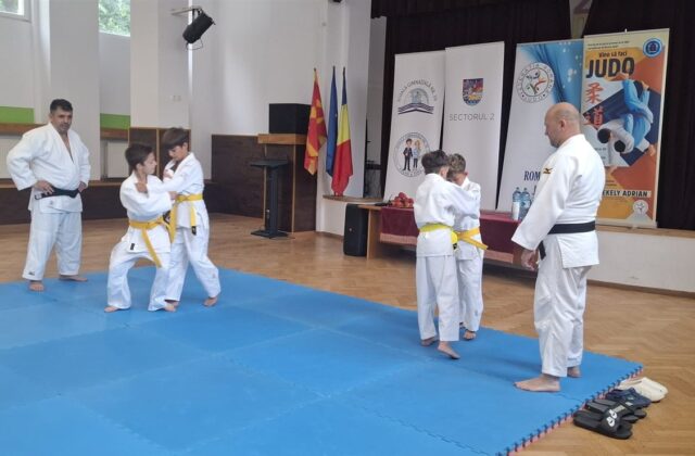 Demonstratie de judo pe tatami sustinuta de sportivii ACS Motiuashi Bucuresti
