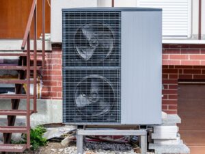 Imagine cu o pompa de caldura instalata intr-o casa veche