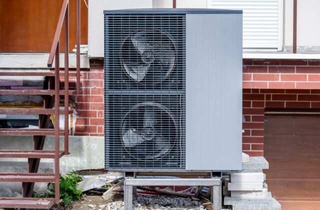 Imagine cu o pompa de caldura instalata intr-o casa veche