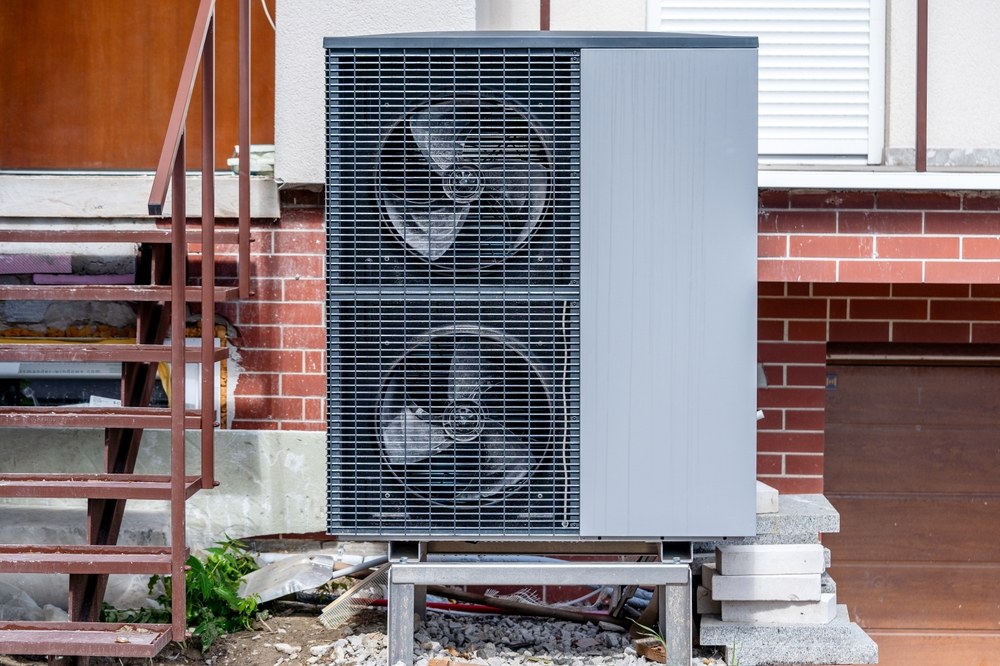 Imagine cu o pompa de caldura instalata intr-o casa veche